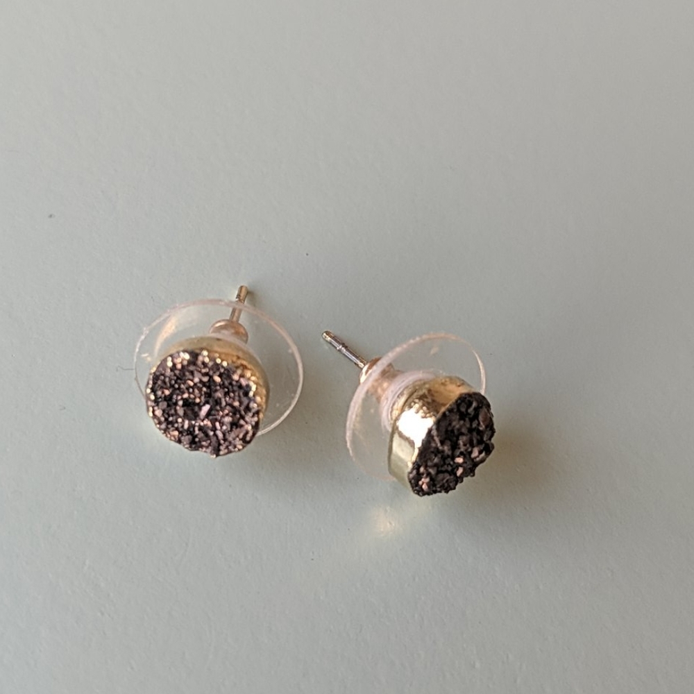 Raw brown sparkly stones, gold stud earrings